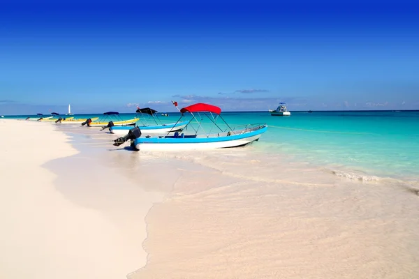 Båtar i tropisk strand karibiska sommaren — Stockfoto