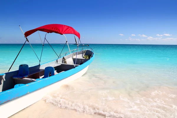 Boot tropischer Strand Karibik türkisfarbenes Meer — Stockfoto