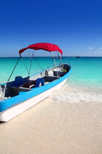 Boat tropical beach Caribbean turquoise sea — Stock Photo, Image