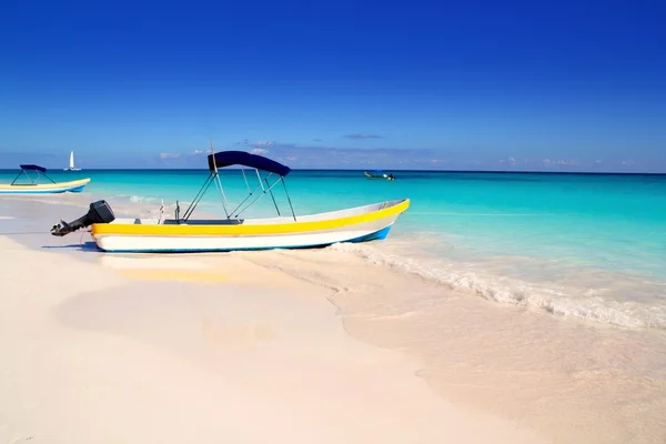 Barche spiaggia tropicale perfetta Caraibi estate — Foto Stock