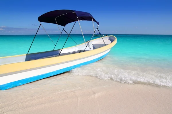Βάρκα τροπική παραλία Καραϊβικής τυρκουάζ θάλασσα — Φωτογραφία Αρχείου