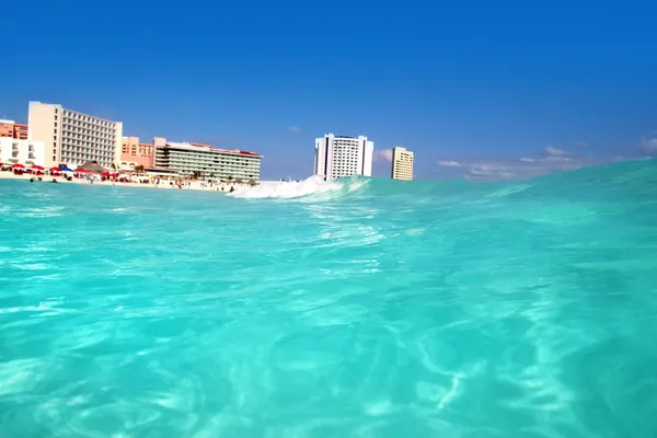 Cancun Vista do mar do Caribe a partir de onda ascendente — Fotografia de Stock