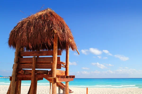 Lifeguard wooden sun roof caribbean tropical beach — Stock Photo, Image