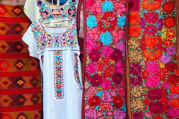 Bunte mexikanische Serape Stoff Chiapas Kleid — Stockfoto
