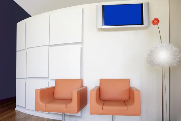 橙色非洲菊花卉与现代办公大厅 — 图库照片