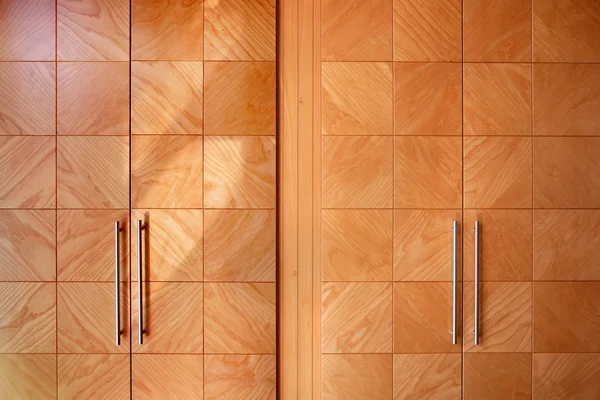 Houten bureau moderne kast oranje deuren — Stockfoto