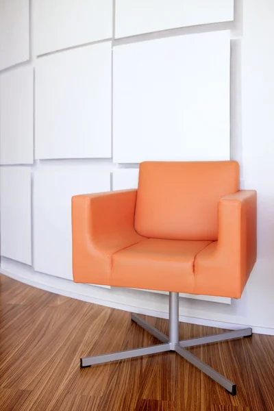 Moderne kantoor lobby met oranje stoel — Stockfoto