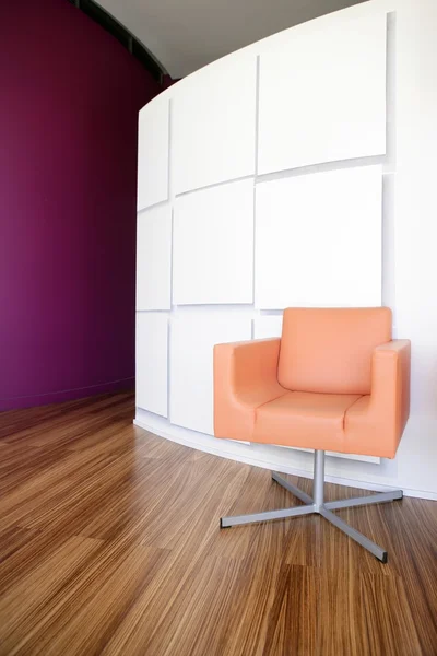 Lobby de escritório moderno com cadeira laranja — Fotografia de Stock