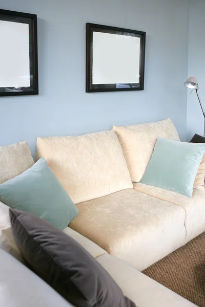 Гостиная с диваном и синей стеной, дизайн интерьера — стоковое фото