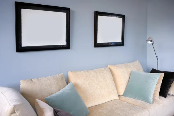 Вітальня з диваном і синьою стіною, дизайн інтер'єру — стокове фото