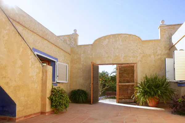 Casa de patio mediterráneo dorado español —  Fotos de Stock