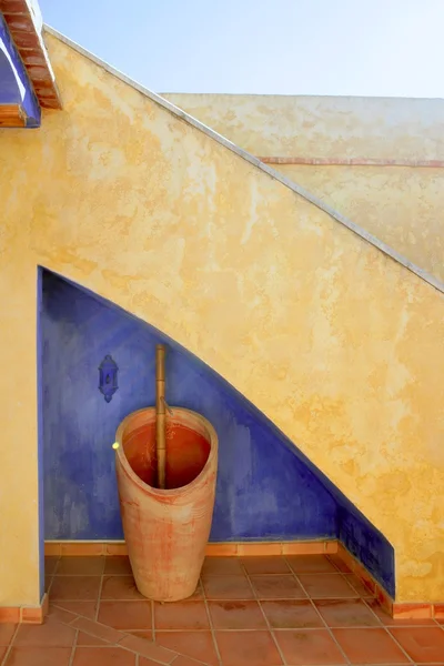 İspanyol altın duvar mavi merdiven altında — Stok fotoğraf