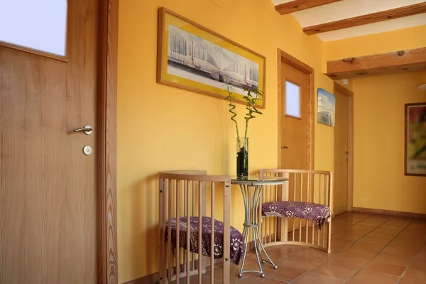 Lobbit、黄色の木製の梁、スペイン語の廊下 — ストック写真