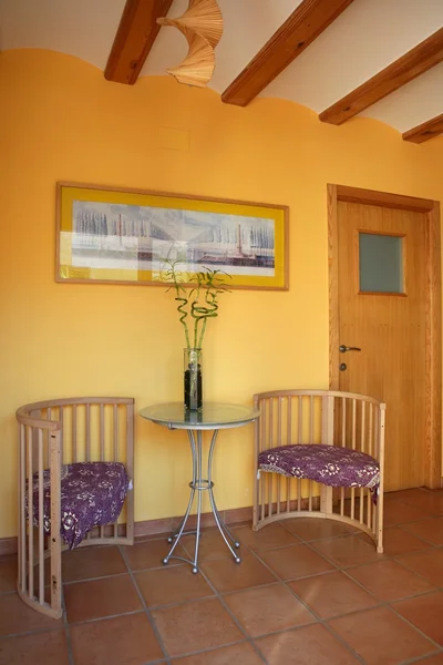 Lobbit, korridor i gula träbjälkar, spanska — Stockfoto