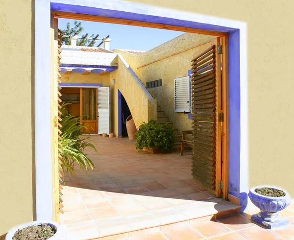 スペインの黄金の地中海風の中庭の家 — ストック写真