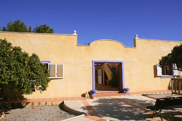 Spagnolo casa cortile dorato mediterraneo — Foto Stock