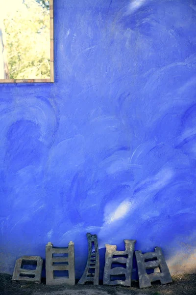 Grunge azul mediterráneo jardín pared sombras — Foto de Stock