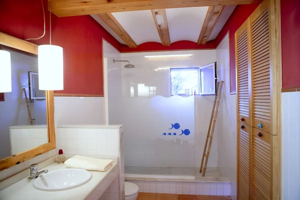Rote Wand schönes Badezimmer natürliches Licht Innenraum — Stockfoto