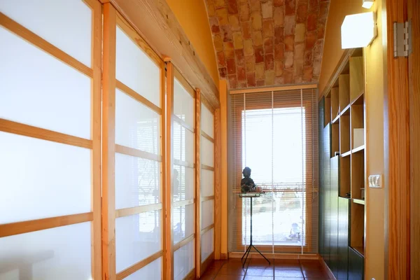 Коридор с окном, красивый светлый интерьер — стоковое фото