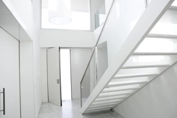 Domácí bílé interiérové schodiště architektura lobby — Stock fotografie