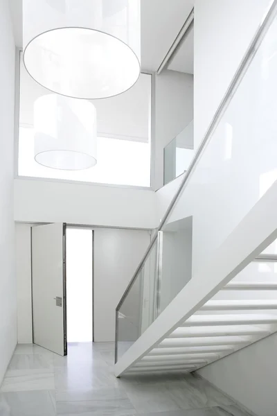 Внутренняя лестница белого архитектурного лобби — стоковое фото