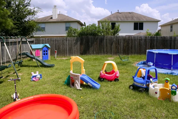 Детская красивая детская игровая площадка дома зеленая трава — стоковое фото