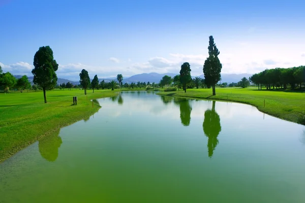 Campo de golf campo de hierba verde lago reflejo — Foto de Stock