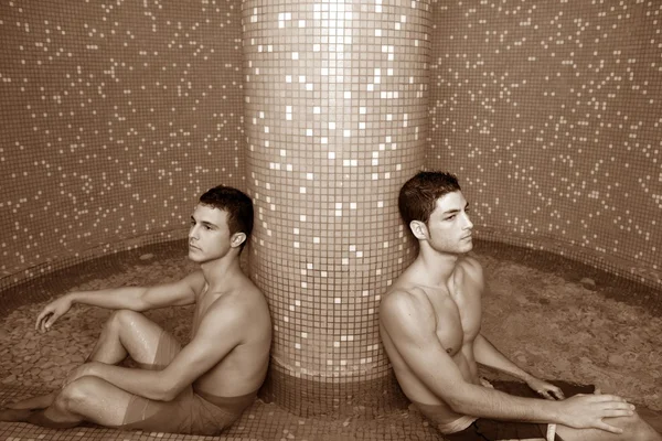 Dva mladí lázně muži, sedící bazén terapie studené vody — Stock fotografie