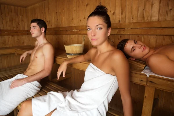 Terapia spa Sauna grupo jovem em sala de madeira — Fotografia de Stock