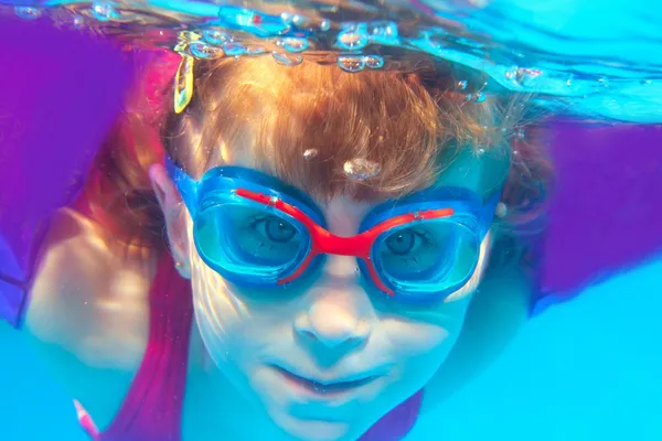 Underwater swimming girl goggles blue water — Stock Photo, Image
