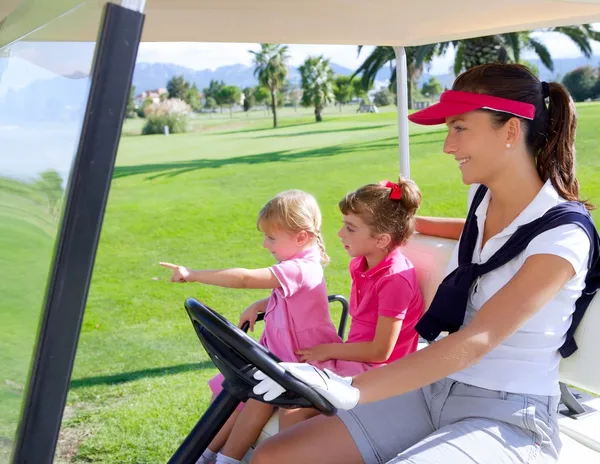 Campo de golfe mãe família e filhas em buggy — Fotografia de Stock