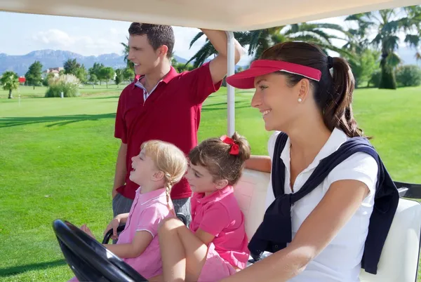 Campo da golf famiglia padre madre figlie buggy — Foto Stock