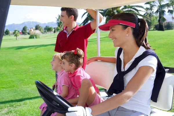 Campo de golfe família pai mãe filhas buggy — Fotografia de Stock