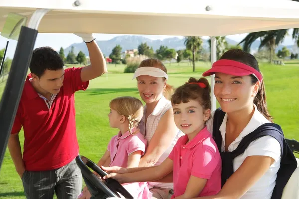 Campo da golf madri e figlie in buggy — Foto Stock