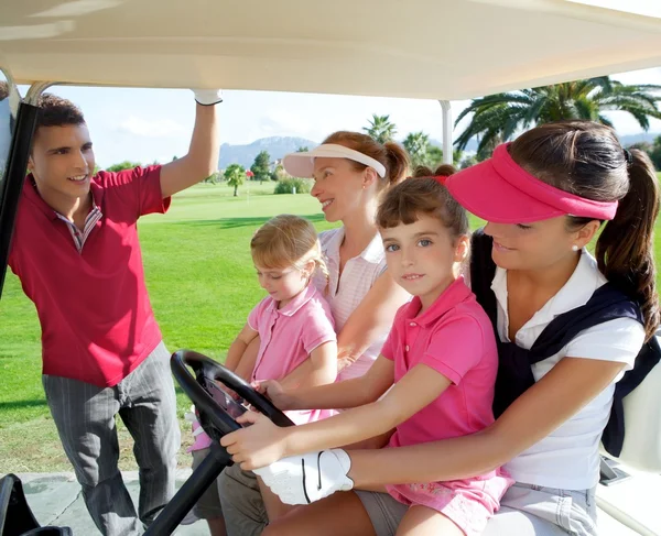 Campo de golfe mães e filhas em buggy — Fotografia de Stock