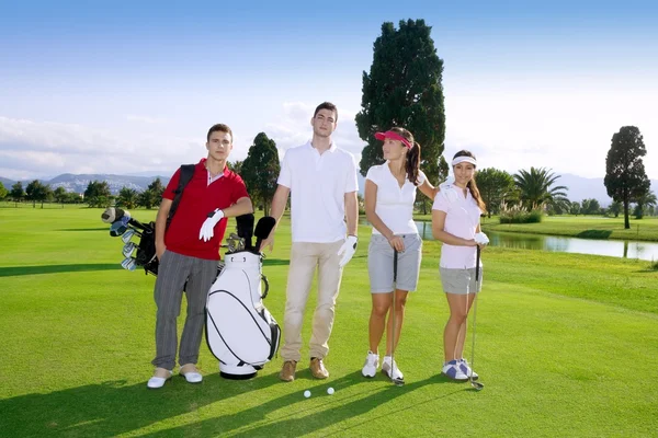Golfbaan groep jonge spelers team — Stockfoto