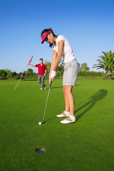 Golf femme joueur vert mettre trou balle de golf — Photo