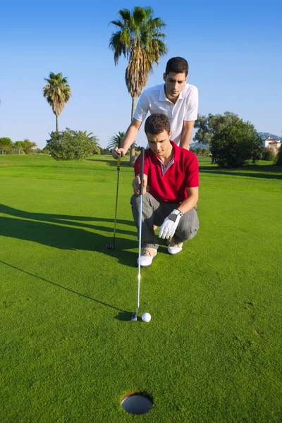 高尔夫球场的年轻人寻找和瞄准孔 — 图库照片