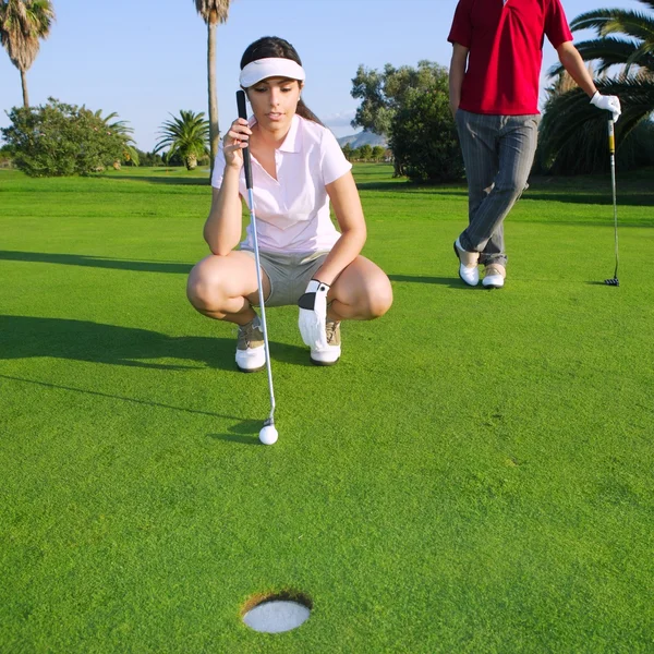 Golf mulher jovem olhando e apontando o buraco — Fotografia de Stock