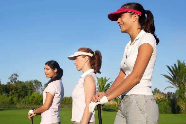 Golf três mulheres em uma linha campo de grama verde — Fotografia de Stock