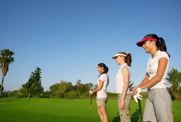 Golf drie vrouw in een rij groen gras cursus — Stockfoto