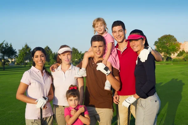 Поле для гольфа группа друзей с детьми — стоковое фото
