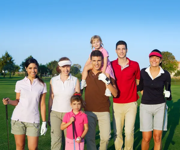 Campo de golf grupo de amigos con niños —  Fotos de Stock