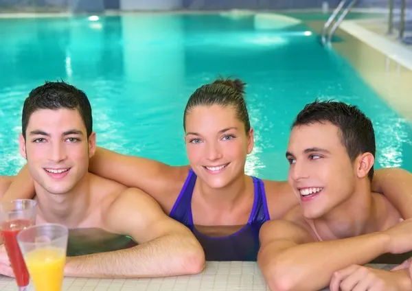 Spa grupo de jóvenes amigos sonriendo en la piscina de color turquesa —  Fotos de Stock