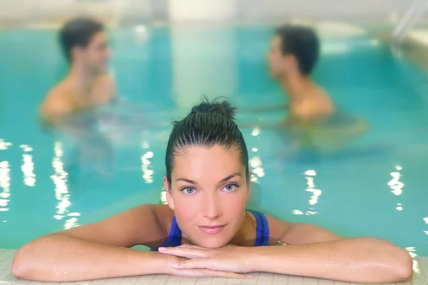 Wellness-Frauenportrait entspannt im Poolwasser — Stockfoto