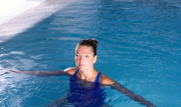 Blaue Poolfrau schön schwimmen im Wasser — Stockfoto