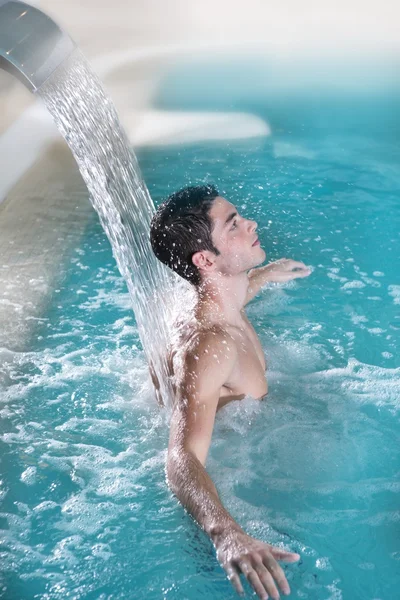Spa hidroterapia homem cachoeira jet turquesa — Fotografia de Stock