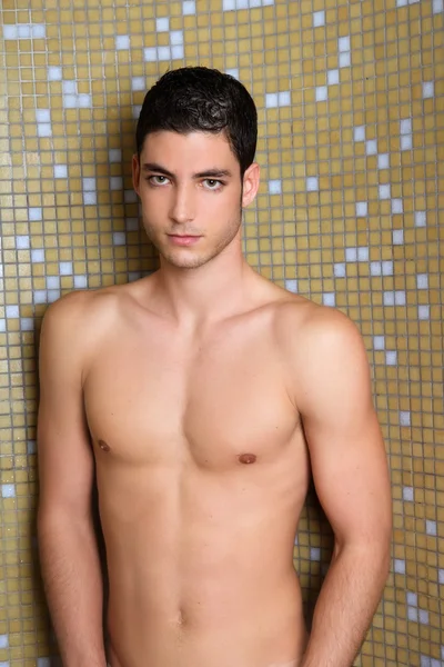 Csempe fürdőszoba zuhanyzó fiatal meztelen férfi szexi pózol — Stock Fotó