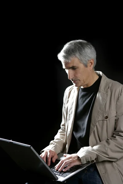 Бізнесмен працює ноутбук, старше сіре волосся — стокове фото