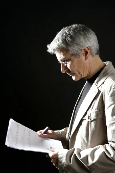 Zakenman lezen op werk, senior grijze haren — Stockfoto